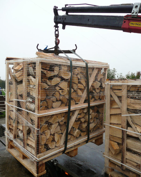 Palette à usage unique (non consignée) de 1M3, soit +/- 1,5 stères de bois, en bûches fendues de 25 cm.